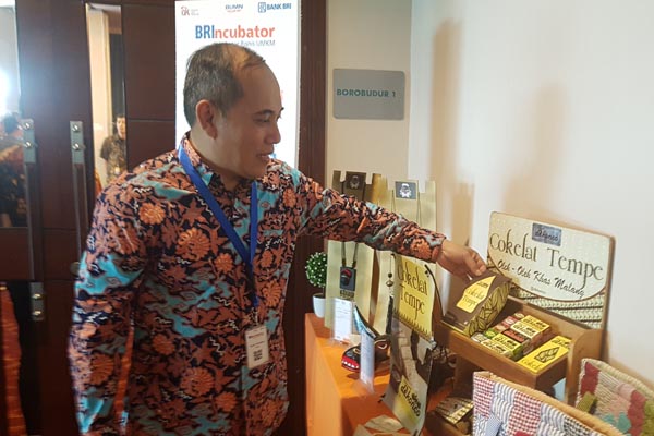 Kepala Desk Inkubator Bisnis Mikro dan Ritel BRI Djoko Purwanto tengah memperhatikan produk UMKM peserta BRIncubator di Malang, Senin (8/10/2018)/Choirul Anam
