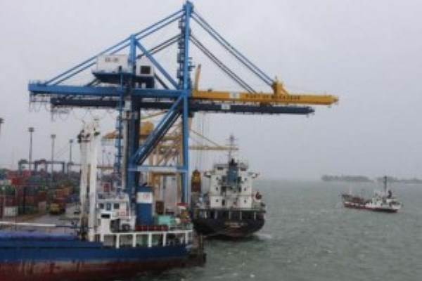  Alat Bongkar Muat Makassar New Port Mulai Berdatangan