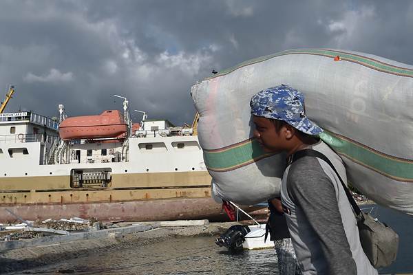  Aktivitas di Pelabuhan Donggala Pascagempa Kembali Normal