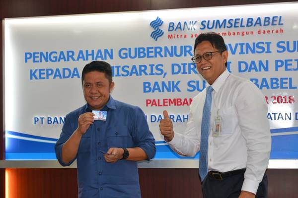 Direktur Utama Bank Sumsel Babel Muhammad Adil berpose bersama Gubernur Sumsel Herman Deru/Istimewa