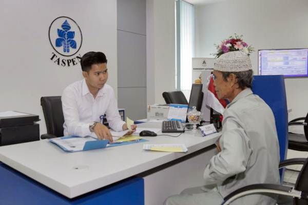 Karyawan melayani nasabah di Kantor Cabang PT Taspen, Tangerang, Banten/JIBI-Felix Jody Kinarwan