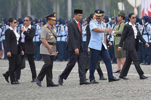 Presiden Joko Widodo (keempat kiri) didampingi Kapolri Tito Karnavian (ketiga kiri) dan Panglima TNI Hadi Tjahjanto (kedua kanan) mendapat pengawalan dari personel wanita Paspampres usai Apel Bersama Memperingati Hari Kartini Tahun 2018 di Lapangan Silang Monas, Jakarta, Rabu (25/4/2018)./Antara-Widodo S Jusuf