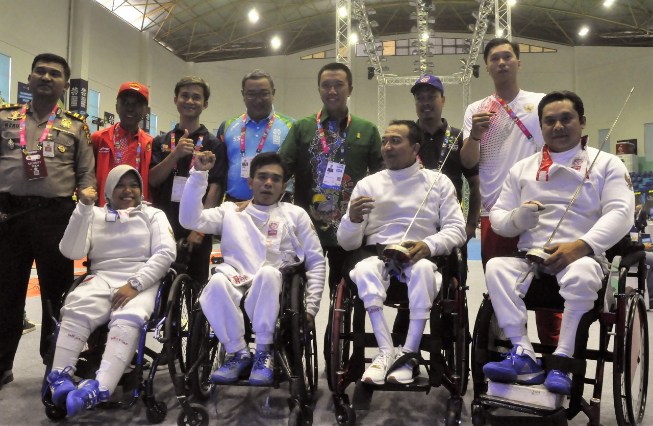  Kunjungi Venue Wheelchair Fencing, Menpora Berbaur Bersama Atlet dan Penonton