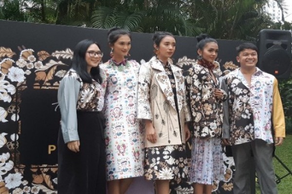  Riasan Champagne Gold di Pagelaran Paris Fashion Show