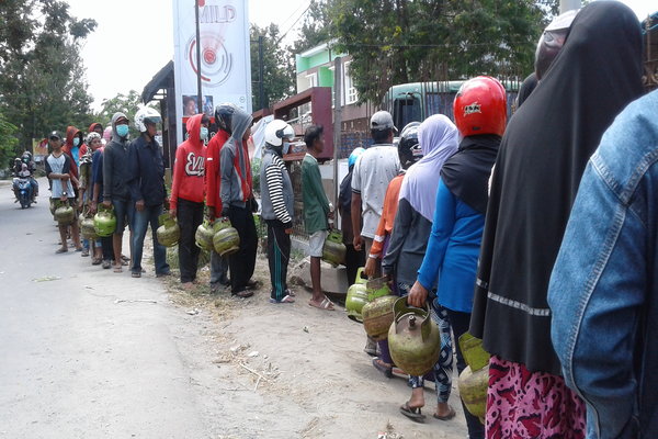  Antrean Warga Palu Mengular Saat Membeli Gas Elpiji