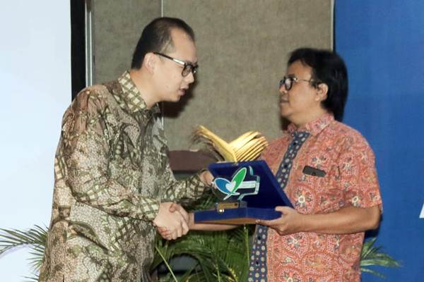  Bisnis Indonesia Menerima Penghargaan dari Mayapada Healthcare