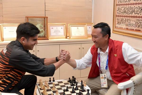  Ketika Menpora Jadi Tukang Pijit Dadakan di Venue Asian Para Games