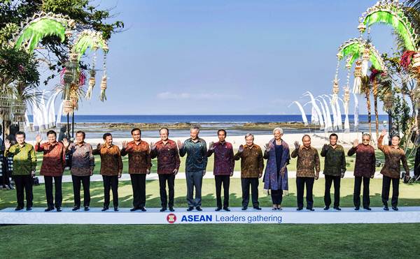  Presiden Jokowi Pimpin Sesi Foto Asean Leaders Gathering