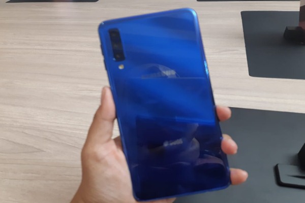  Samsung Luncurkan Galaxy A7, Ponsel Tiga Kamera bagi Generasi Instagram