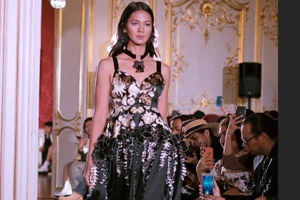  Cantiknya, Paula Verhoeven di Paris Fashion Show