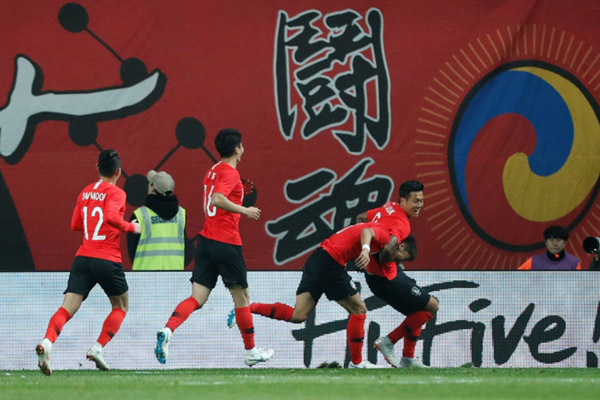 Para pemain Korea Selatan merayakan gol ke gawang Uruguay./Reuters-Kim Hong^ji