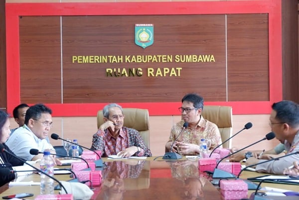  Temui Bupati Sumbawa, Kemenko PMK Minta Percepatan Rehab Rekon Pasca Bencana