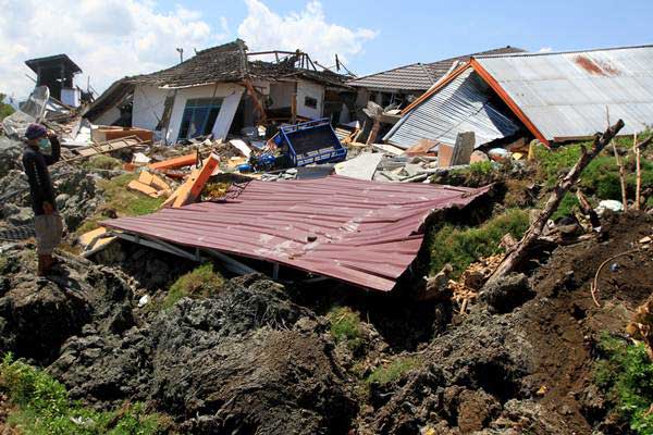 Warga berada di lokasi terdampak gempa di Petabo, Palu Selatan, Sulawesi Tengah, Senin (1/10/2018)./ANTARA-Akbar Tado 