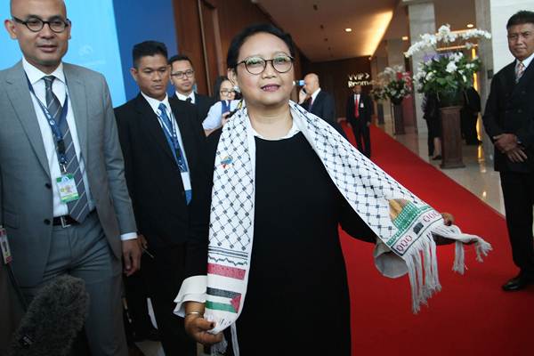  Menlu Retno Jalan Santai dengan Menlu Palestina di CFD