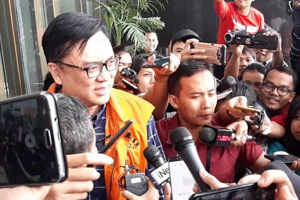  Keluar Dengan Rompi Oranye, Billy Sindoro Berlalu Begitu Saja