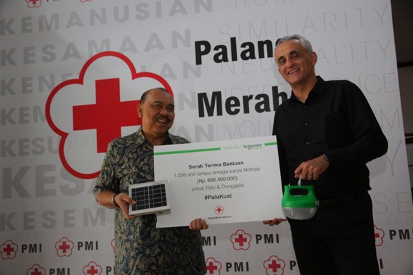  Schneider Electric Kirim 1.000 Lampu LED ke Palu dan Donggala