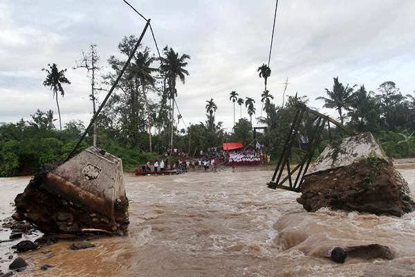  Banjir Rusak Jembatan di Kabupaten Pasaman Barat