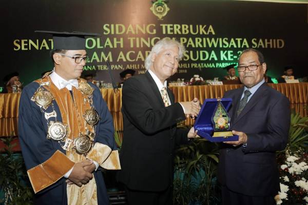  Wisuda Ke-33 Sekolah Tinggi Pariwisata Sahid