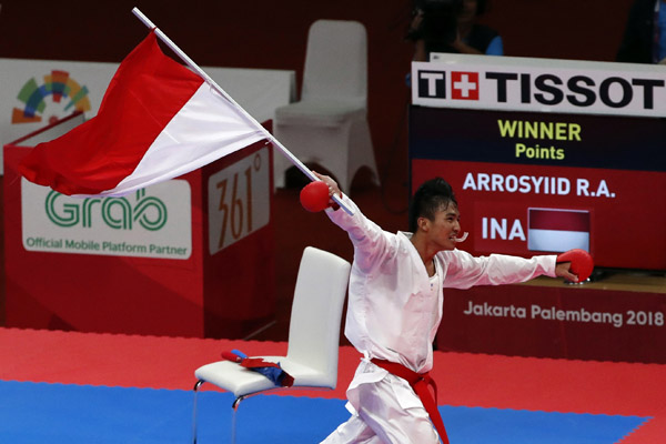 Karateka Rifki Ardiansyah Arrosyiid setelah meraih medali emas Asian Games 2018 pada 26 Agustus lalu./Reuters-Issei Kato