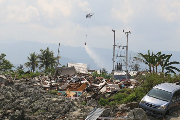  Gempa Palu: Helikopter MI-8 Lakukan Water-Bombing Desinfektan di Wilayah Likuifaksi