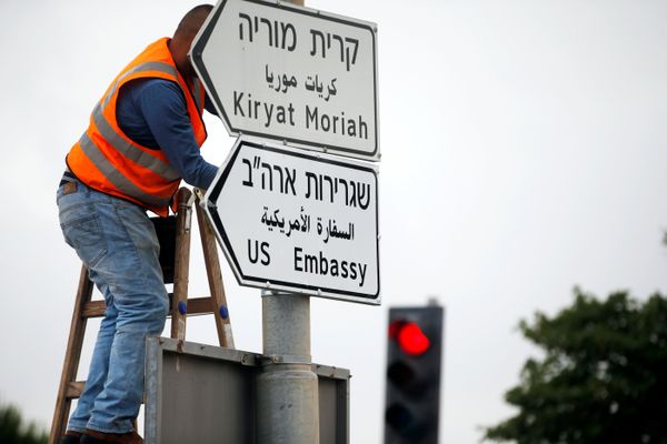 Seorang pekerja memasang marka jalan yang menunjukkan lokasi Kedutaan Besar AS yang baru di Yerusalem, Israel pada Senin (7/5)./Reuters-Ronen Zvulun
