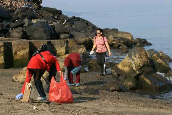  ASN & THL Bergotong Royong Wujudkan Pantai Manado Yang Bersih