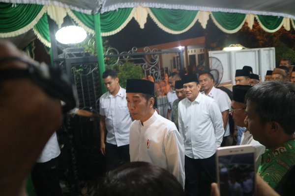  Presiden Jokowi Bertemu Lagi K.H. Munif Muhammad Zuhri Setelah Empat Tahun