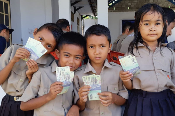  Siswa SD di Pulau Nusa, Sulut, Antusias Tukar Uang Lusuh