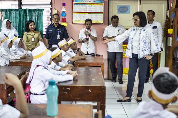  Gaya Sri Mulyani saat Mengajar Siswa SD