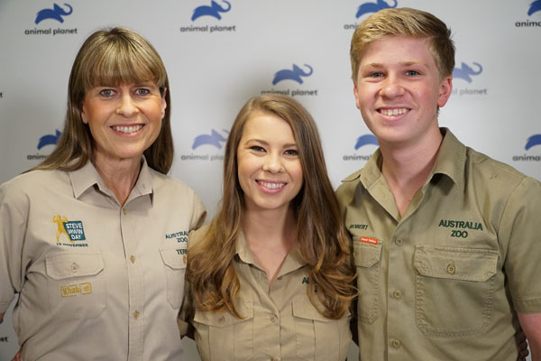 Jejak Steve Irwin sang Crocodile Hunter Diikuti Keluarganya