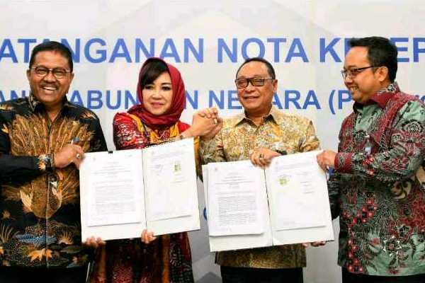 Direktur Utama Bank BTN Maryono bersama Ketua Umum PP-INI Yualita Widyadhari seusai menandatangani kerja sama di Jakarta, Selasa (23/20).
