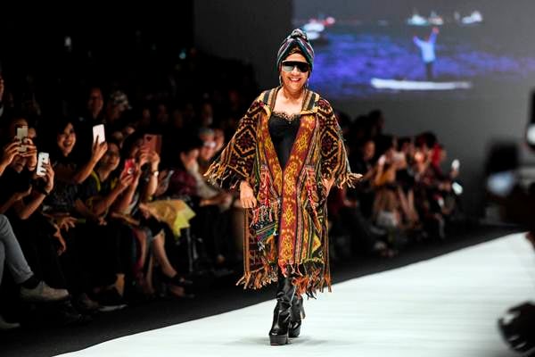  Susi Pudjiastuti Ikut Berlenggak-lenggok di Jakarta Fashion Week 2019