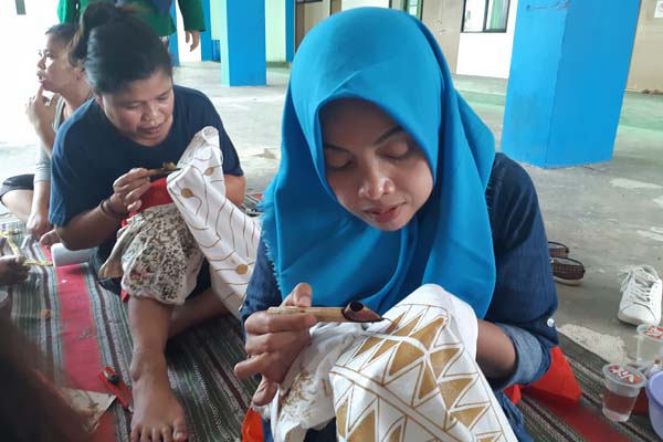  Ketika Ibu-Ibu Penghuni Rusun Mengisi Waktu dengan Membatik