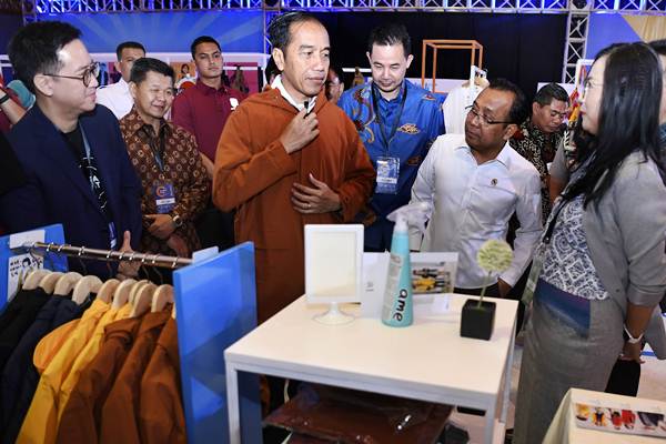  Jokowi Beli dan Kenakan Jaket Ini di Pameran Ideafest 2018