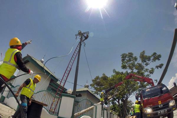 Teknisi PLN melakukan perbaikan jaringan listrik yang rusak pascagempa di kota Palu, Sulawesi Tengah, Selasa (2/10/2018)./JIBI-Paulus Tandi Bone