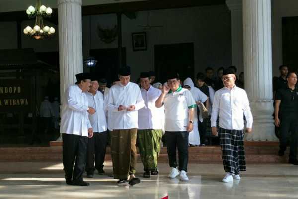  Jokowi & Iriana Hadiri Jalan Sehat Santri di Sidoarjo