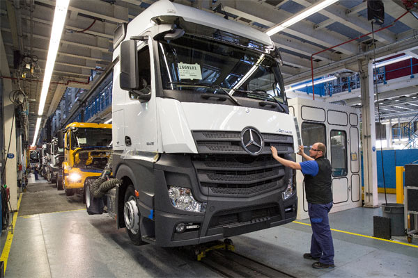  Skandal Emisi Diesel Tekan Laba Daimler