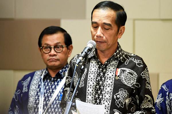 Presiden Joko Widodo (kanan) didampingi Sekretaris Kabinet Pramono Anung menyampaikan keterangan pers terkait kecelakaan pesawat Lion Air JT610, di Nusa Dua, Bali, Senin (29/10/2018)./ANTARA-Rivan Awal Lingga