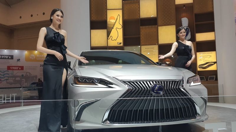 Model berpose dengan The Entirely New Lexus ES yang diluncurkan Lexus Indonesia di Gaikindo Indonesia International Auto Show (GIIAS) 2018 yang digelar di ICE BSD, Tangerang, Kamis (2/8)./Bisnis-Thomas Mola