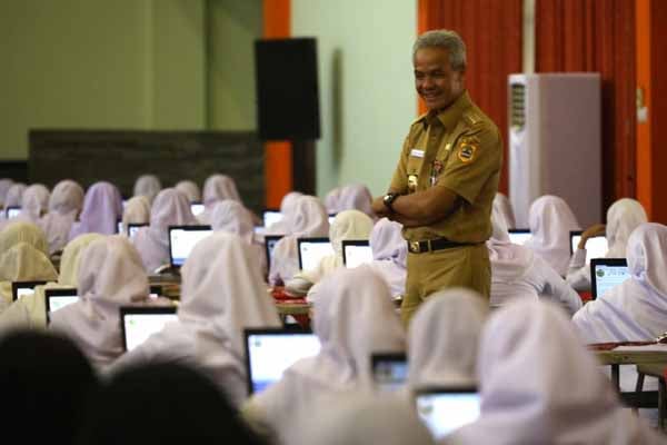  Ganjar Tinjau Peserta Tes CPNS di Magelang