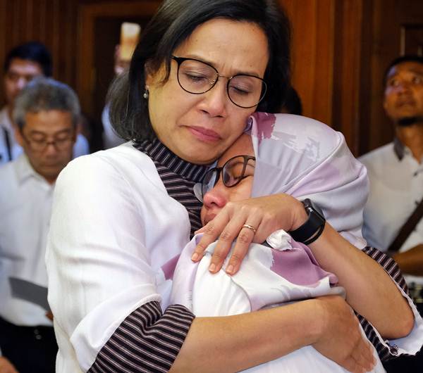  Tangis Sri Mulyani Bersama Keluarga Korban Lion Air JT 610