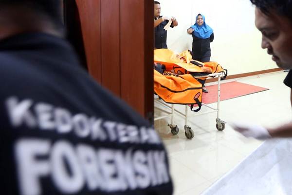 Petugas memindahkan jenazah korban penumpang pesawat Lion Air JT 610, di RS Polri, Jakarta Timur, Senin (29/10/2018)./JIBI-Nurul Hidayat