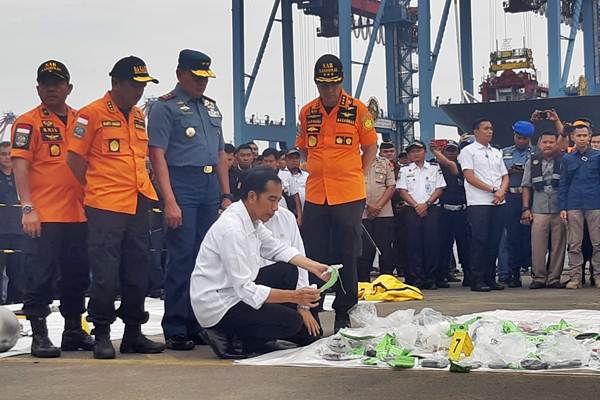  Selama 20 Menit, Presiden Jokowi Pantau Evakuasi Lion Air di Tanjung Priok