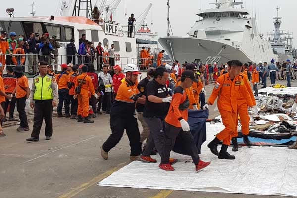  Musibah Lion Air JT 610: 2 Kantong Berisikan Potongan Tubuh Korban Diturunkan dari Kapal KPLP 356