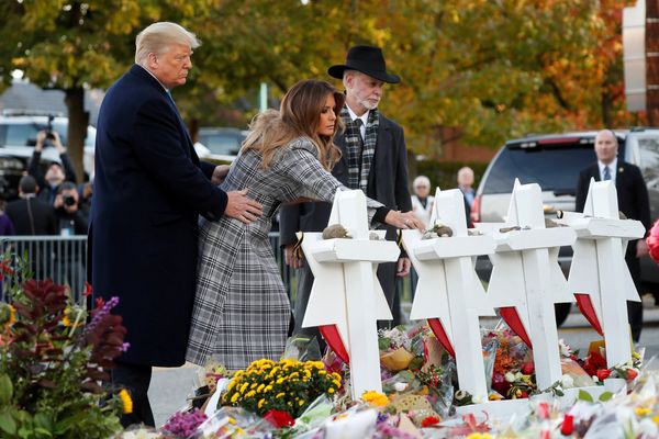  Kunjungi Lokasi Penembakan, Presiden Trump Disambut Ratusan Pengunjuk Rasa