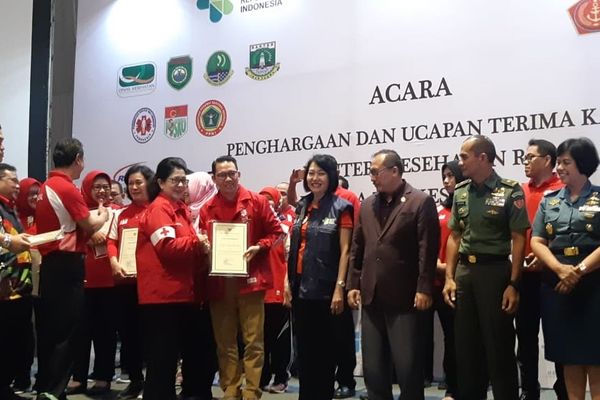 Menteri Kesehatan Nila Moeloek memberikan penghargaan kepada para perwakilan Tim Kesehatan yang turun di Asian Games 2018 dan Asian Para Games 2018 di Hotel Sultan, Jakarta Pusat, Rabu (31/10)./Bisnis-Nur Faizah Al Bahriyatul Baqiroh