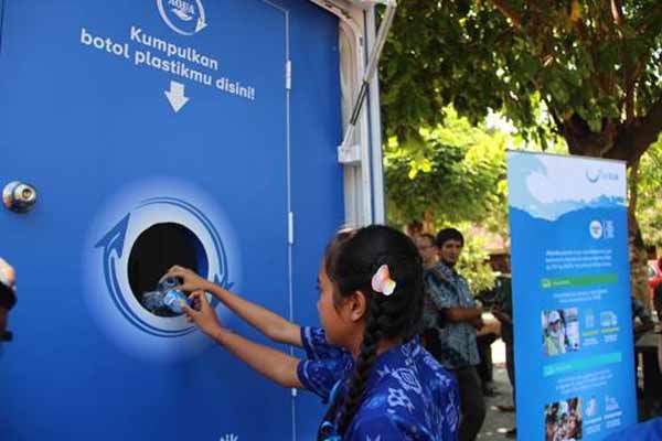 Siswa SMP Wisata Sanur memasukkan botol plastik sisa ke truk pengangkut sampah milik Danone Aqua bernama #BijakBerplastik, Rabu (31/10/2018)/Ni Putu Eka Wiratmini