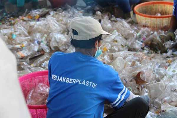 Petugas memilah sampah botol Polyethylene Therepthalate atau PET di Bali PET Recycling Center, Rabu (31/10/2018)/Ni Putu Eka Wiratmini