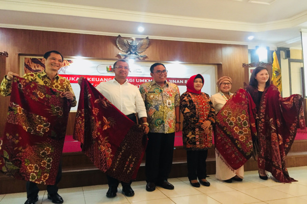  OJK dan BNP Paribas Investment Gelar Edukasi Keuangan Bagi UMKM Kerajinan Batik