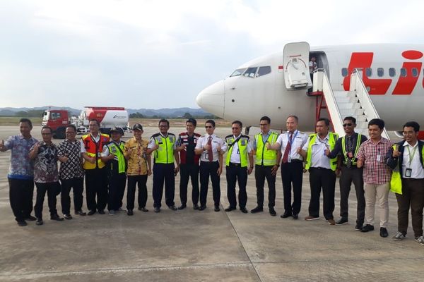  Uji Terbang Pesawat Lion Air di Bandara APT Pranoto Lancar